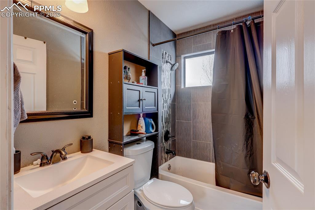 Image 19 of 39: Bathroom