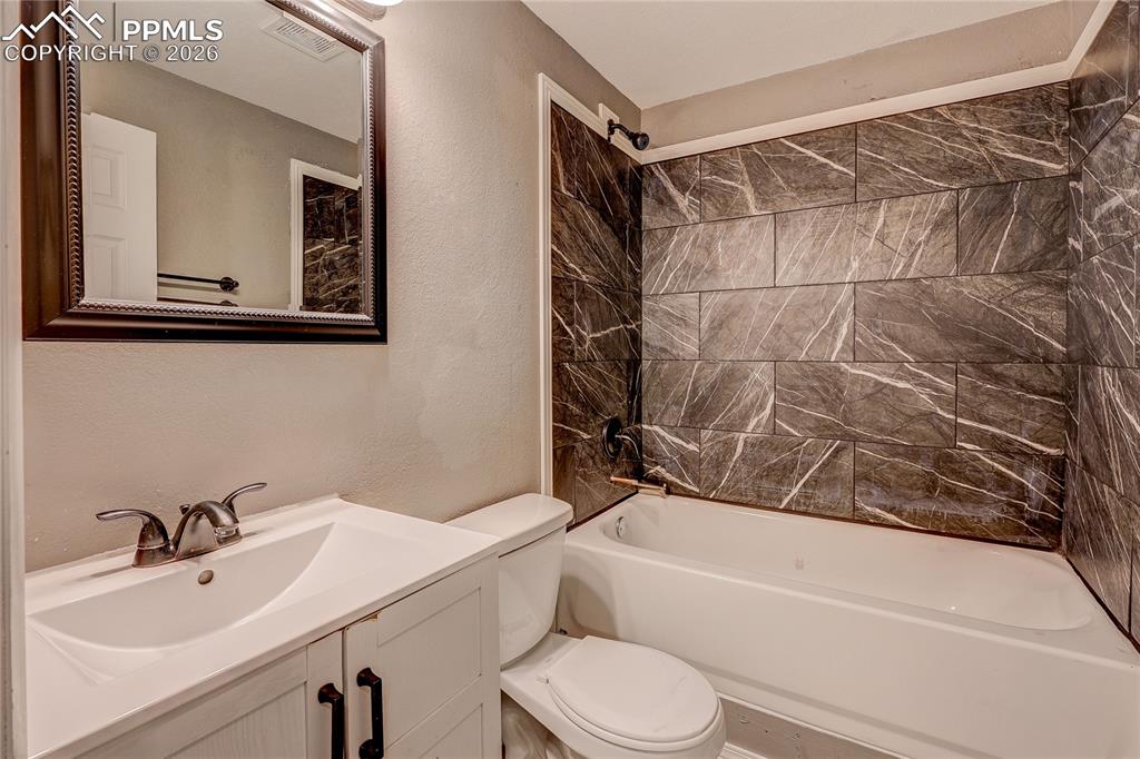 Image 28 of 39: Bathroom