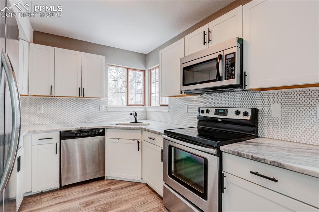 Image 5 of 39: Kitchen