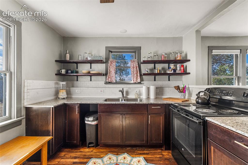 Image 13 of 41: Kitchen