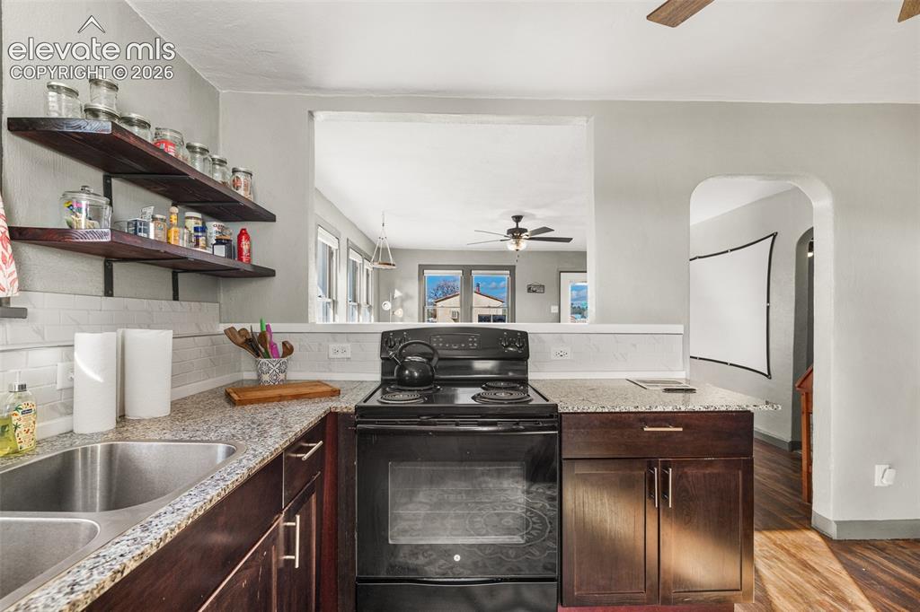 Image 14 of 41: Kitchen