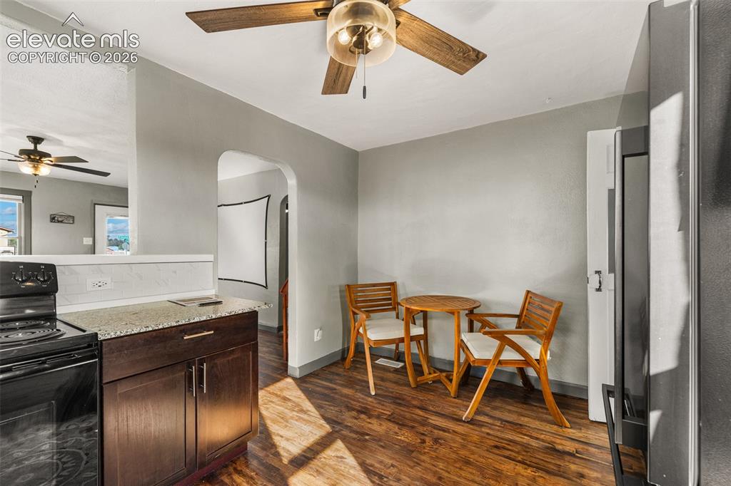 Image 15 of 41: Kitchen