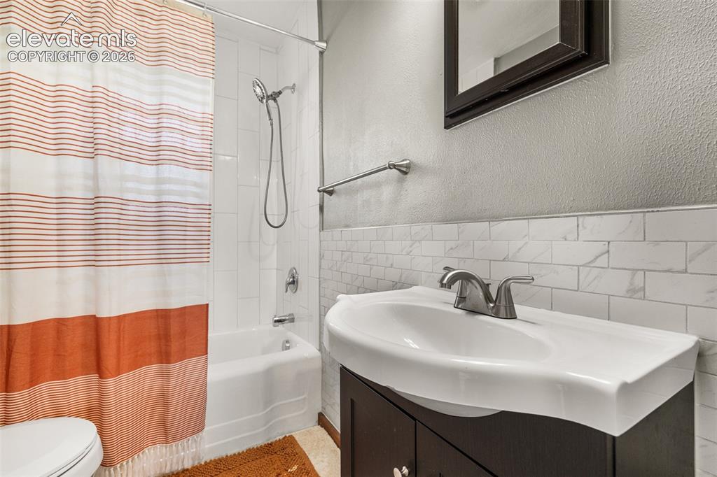 Image 9 of 41: Bathroom