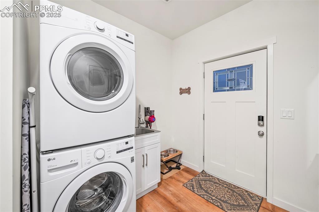 Image 16 of 25: Laundry