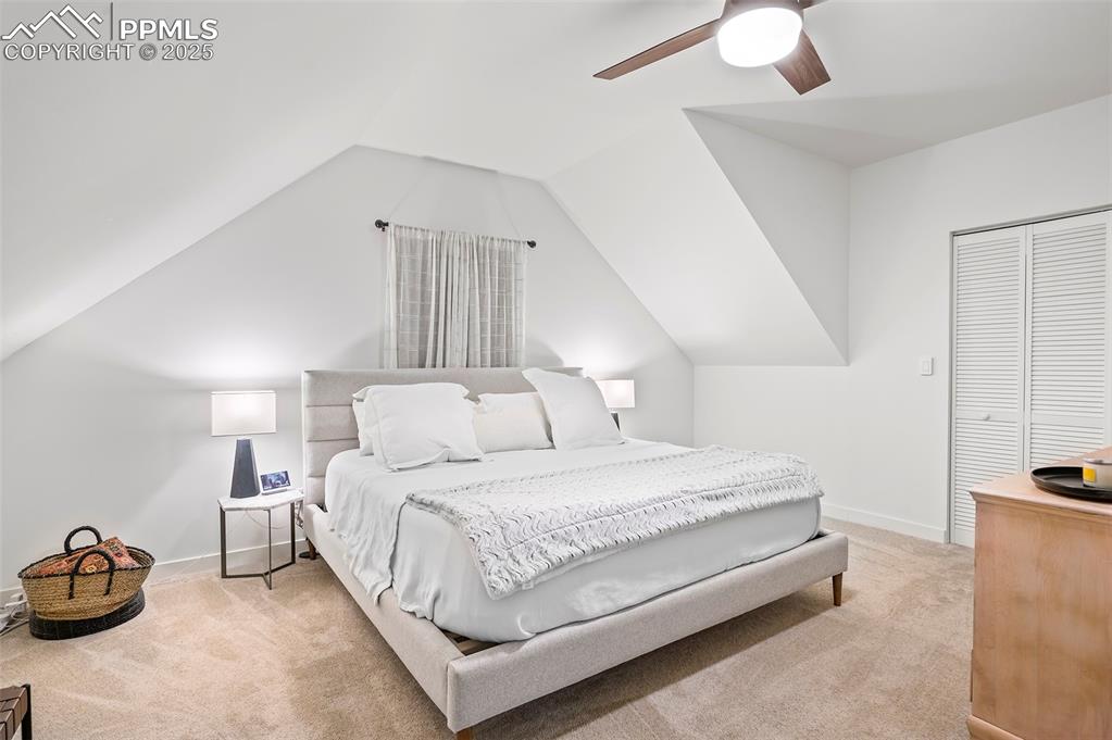 Image 19 of 25: Bedroom