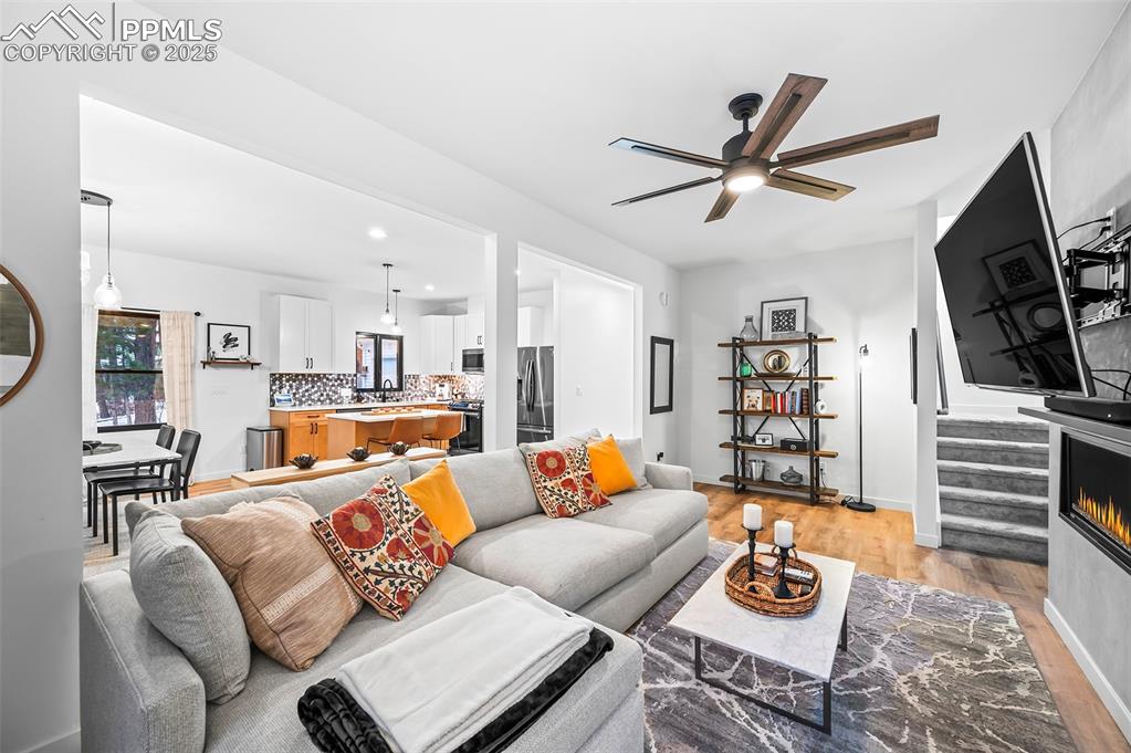 Image 4 of 25: Living Room