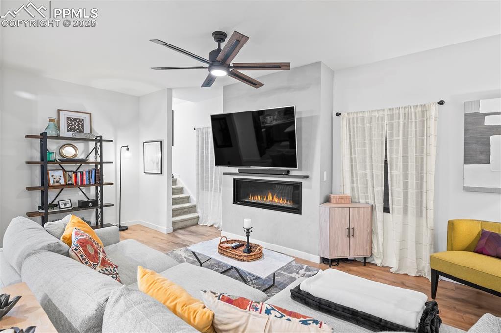 Image 6 of 25: Living Room