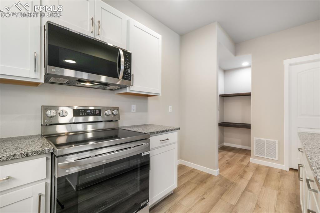 Image 12 of 50: Kitchen