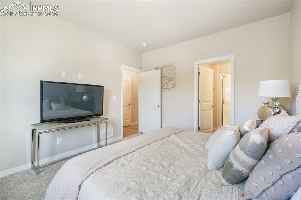 Image 21 of 50: Laundry