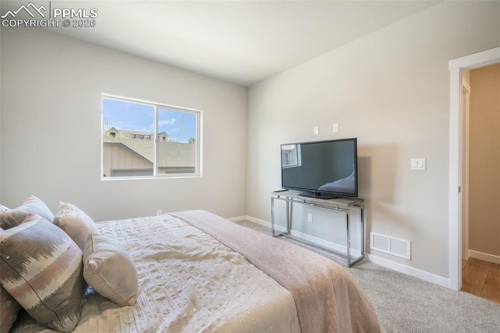 Image 22 of 50: Laundry