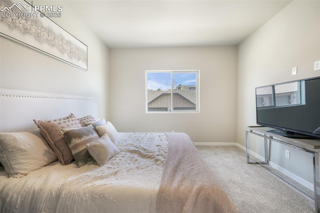 Image 23 of 50: Bedroom