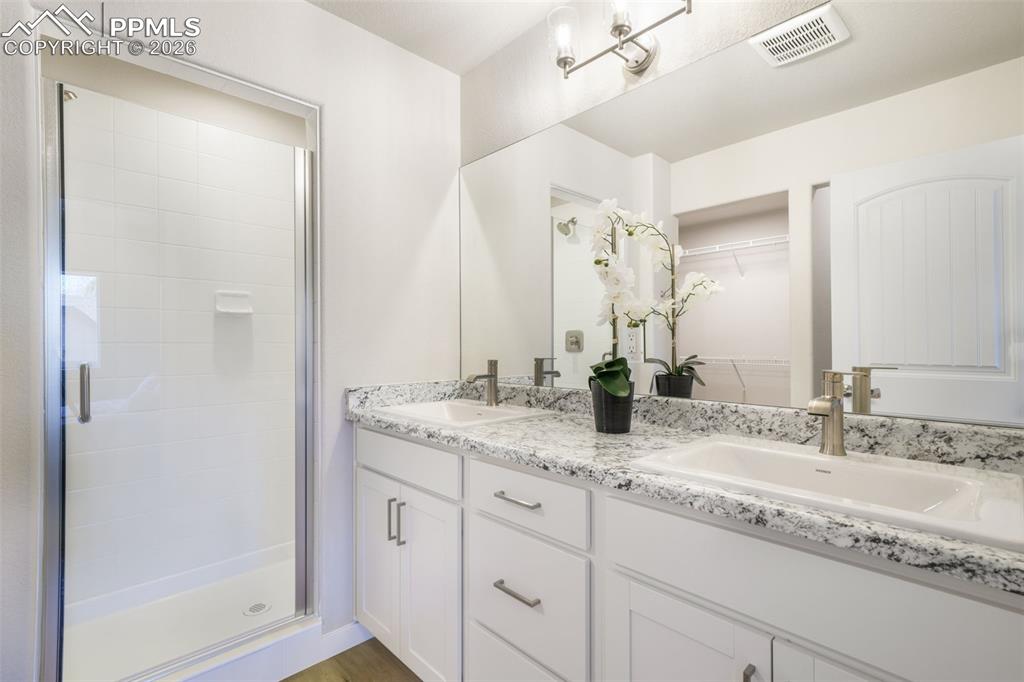 Image 24 of 50: Bedroom