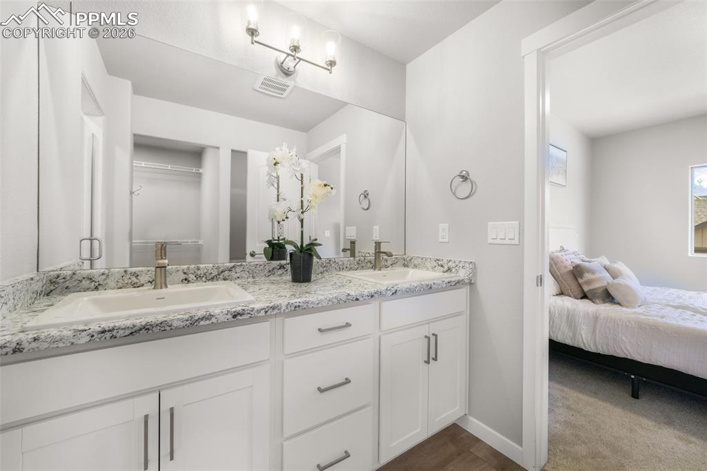 Image 26 of 50: Bedroom