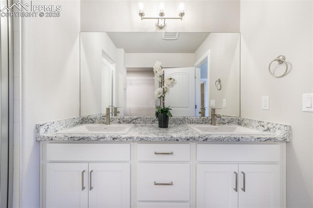 Image 27 of 50: Bedroom