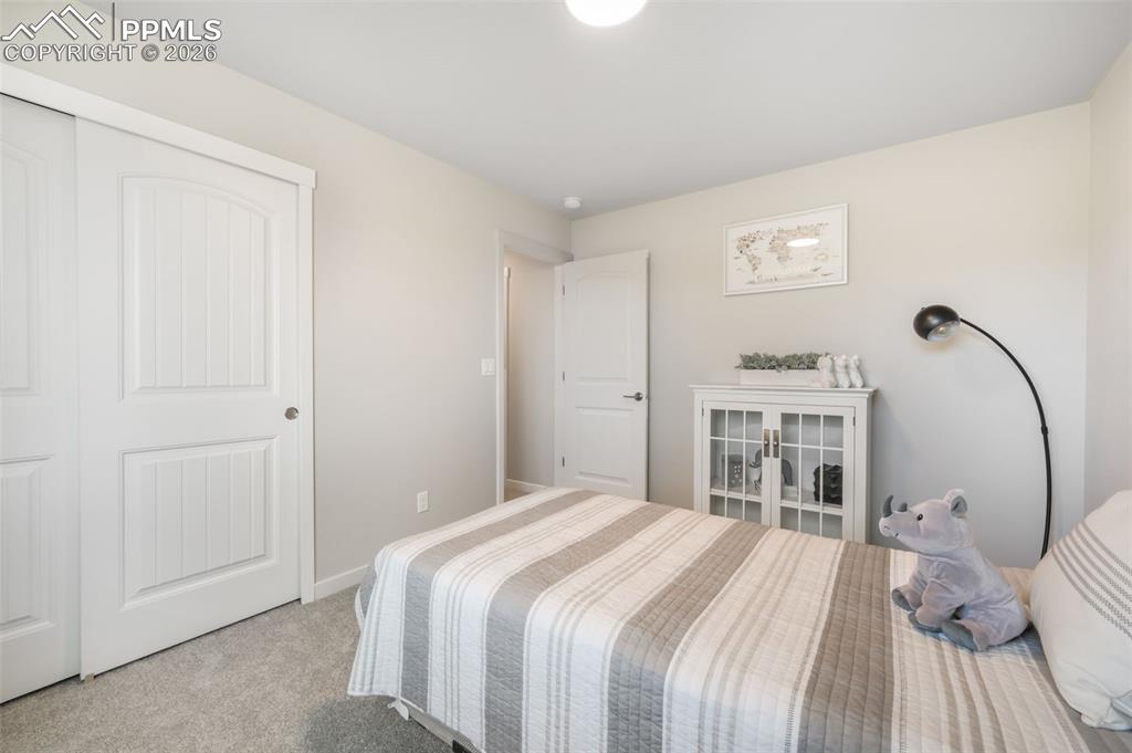 Image 32 of 50: Bedroom