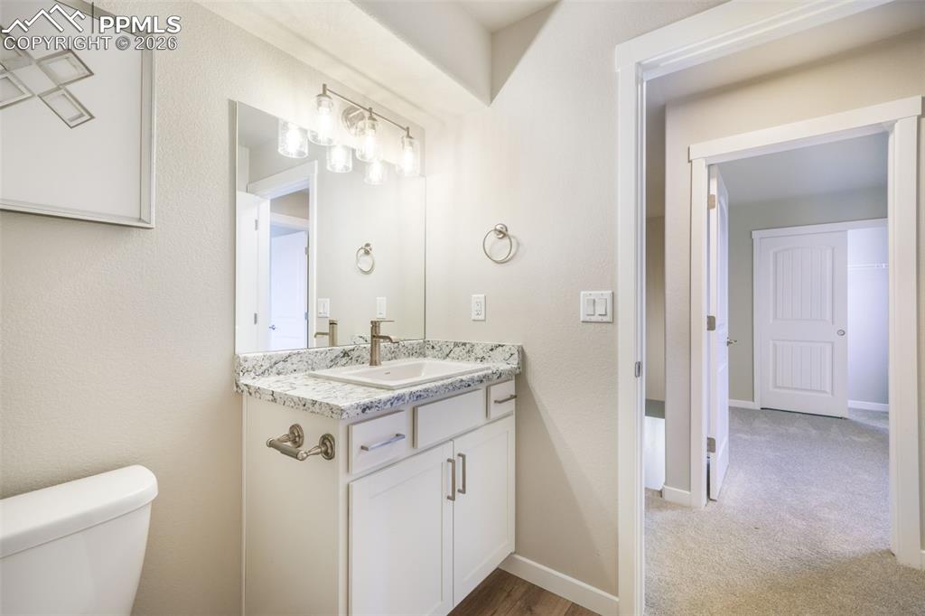 Image 35 of 50: Bedroom