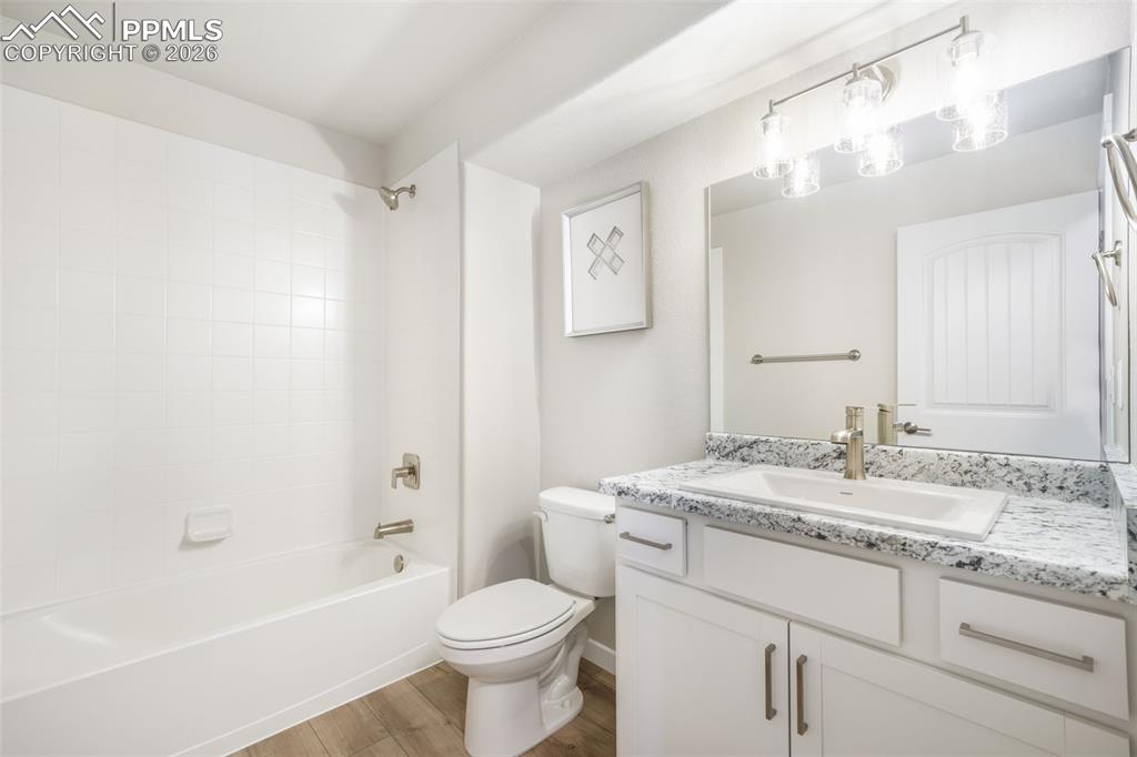 Image 36 of 50: Bedroom