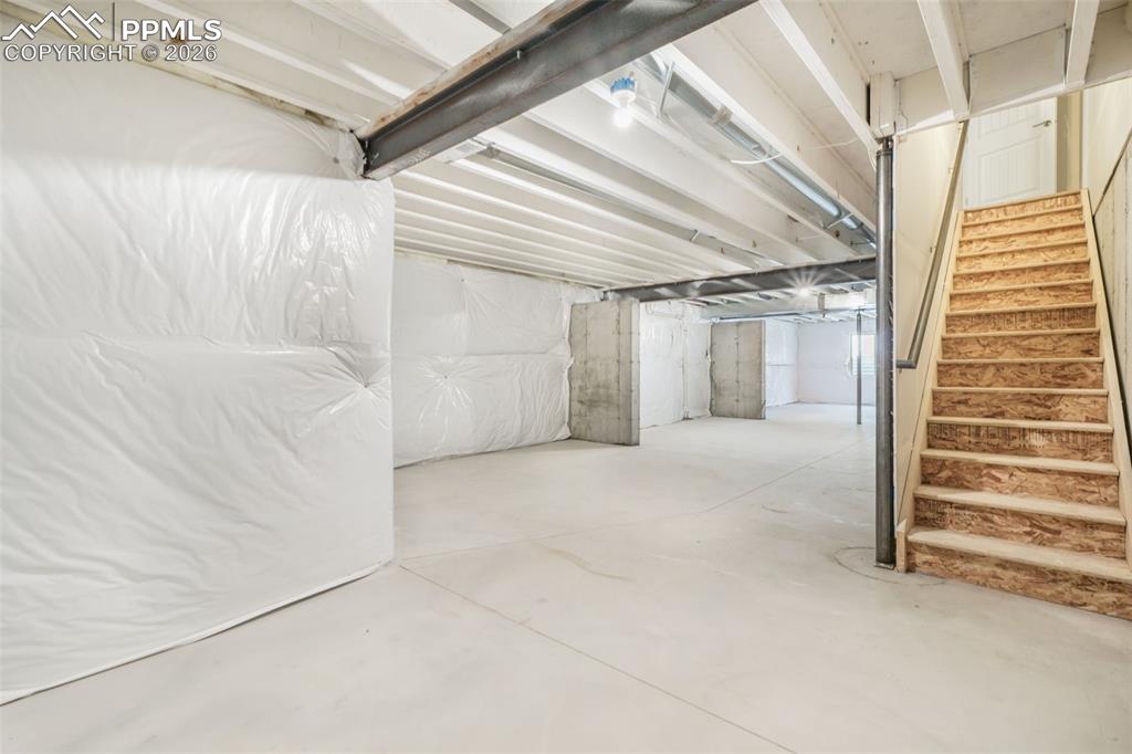 Image 37 of 50: Bedroom