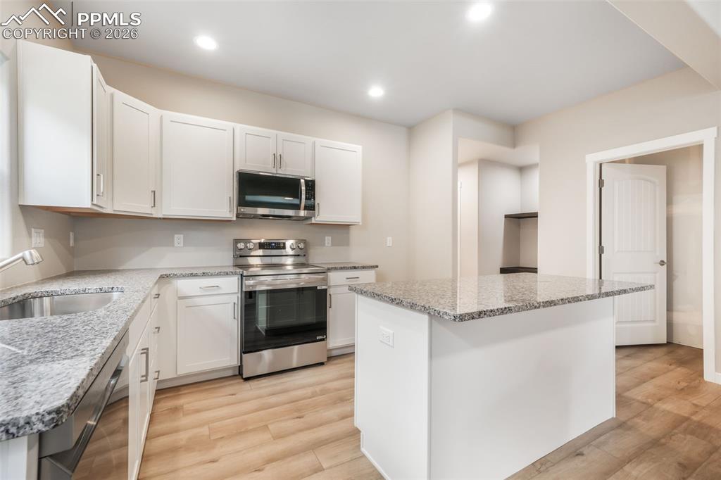 Image 8 of 50: Living Room