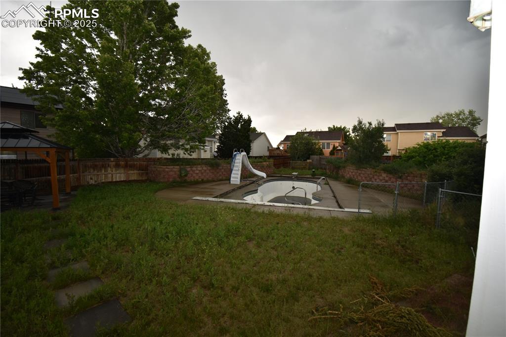 Image 13 of 13: Yard