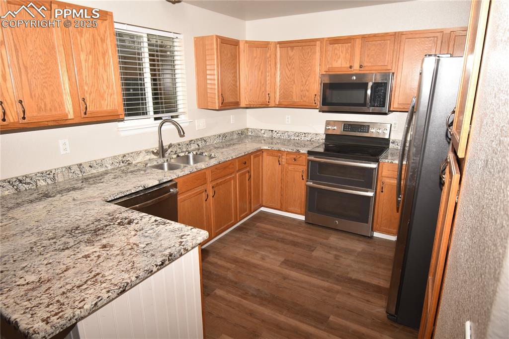 Image 4 of 13: Kitchen