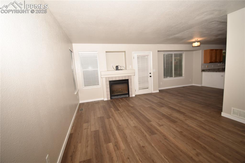 Image 6 of 13: Living Room