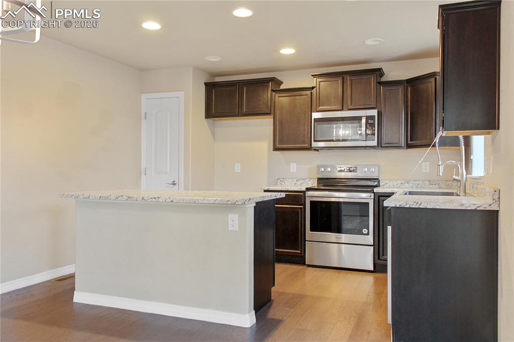 Image 7 of 26: Kitchen