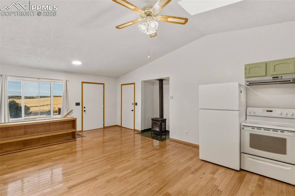 Image 12 of 38: Kitchen