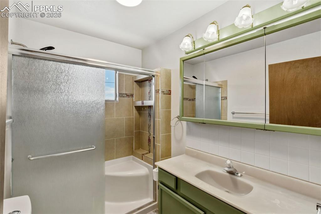 Image 18 of 38: Bathroom