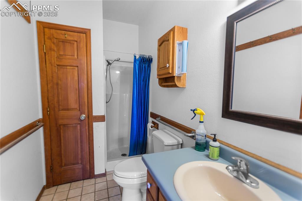 Image 7 of 20: Building #1 Bathroom