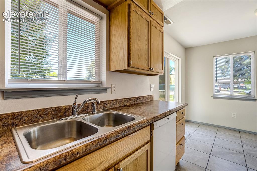 Image 16 of 29: Kitchen