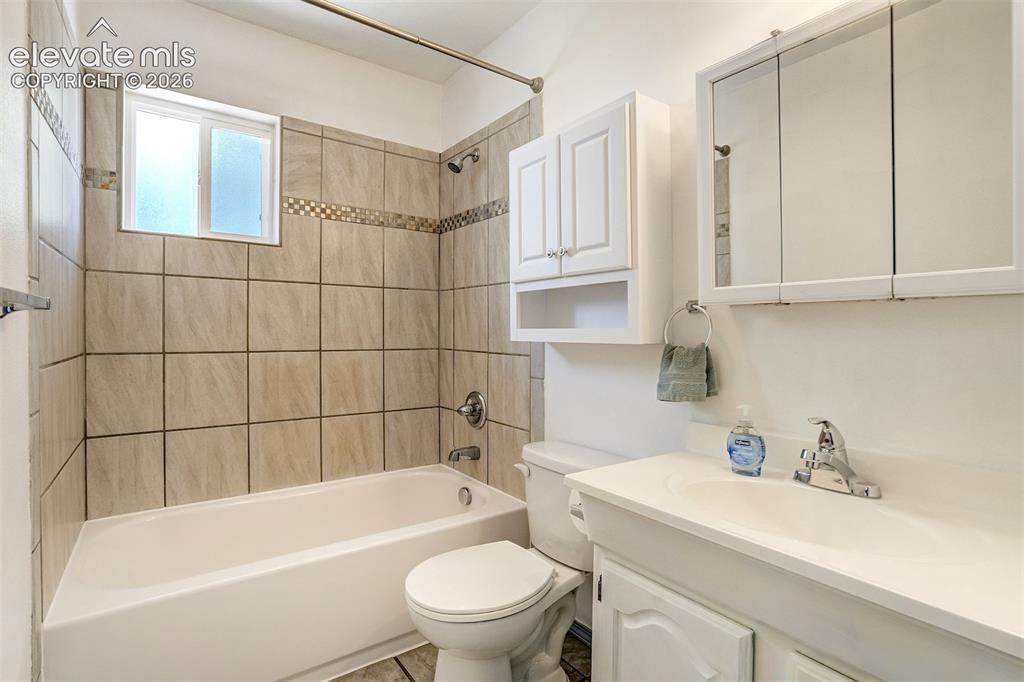 Image 23 of 29: Bathroom