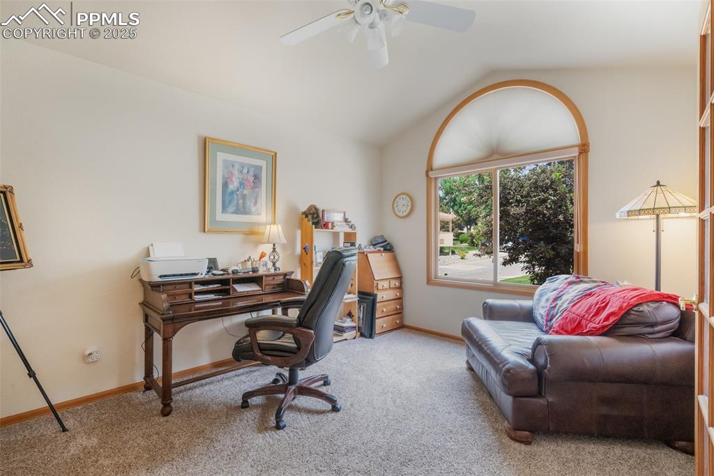 Image 15 of 50: Office