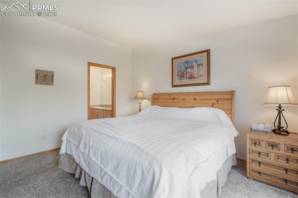 Image 19 of 50: Bedroom