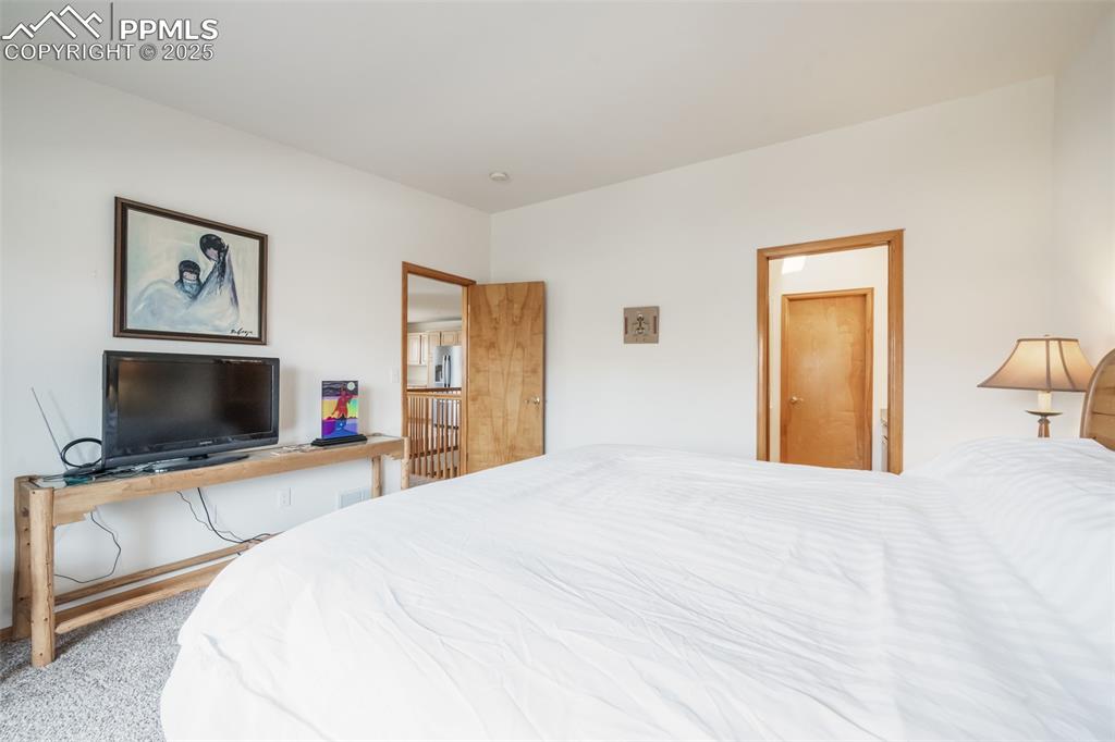 Image 22 of 50: Bedroom