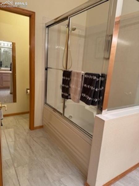 Image 25 of 50: Bathroom