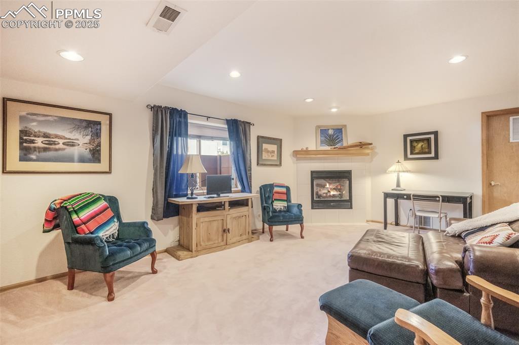 Image 31 of 50: Living Room