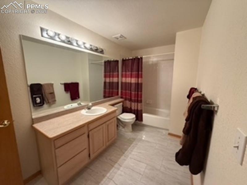 Image 34 of 50: Bathroom