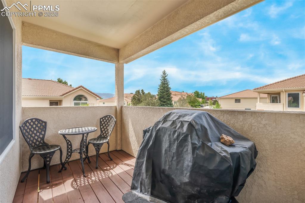 Image 39 of 50: Deck