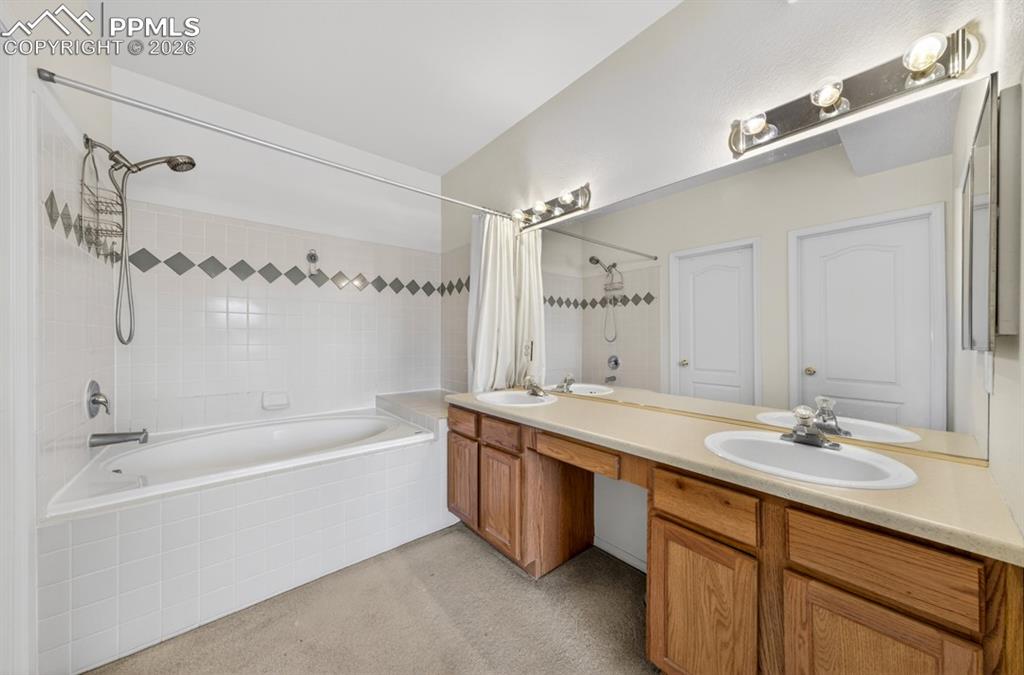Image 18 of 22: Bathroom