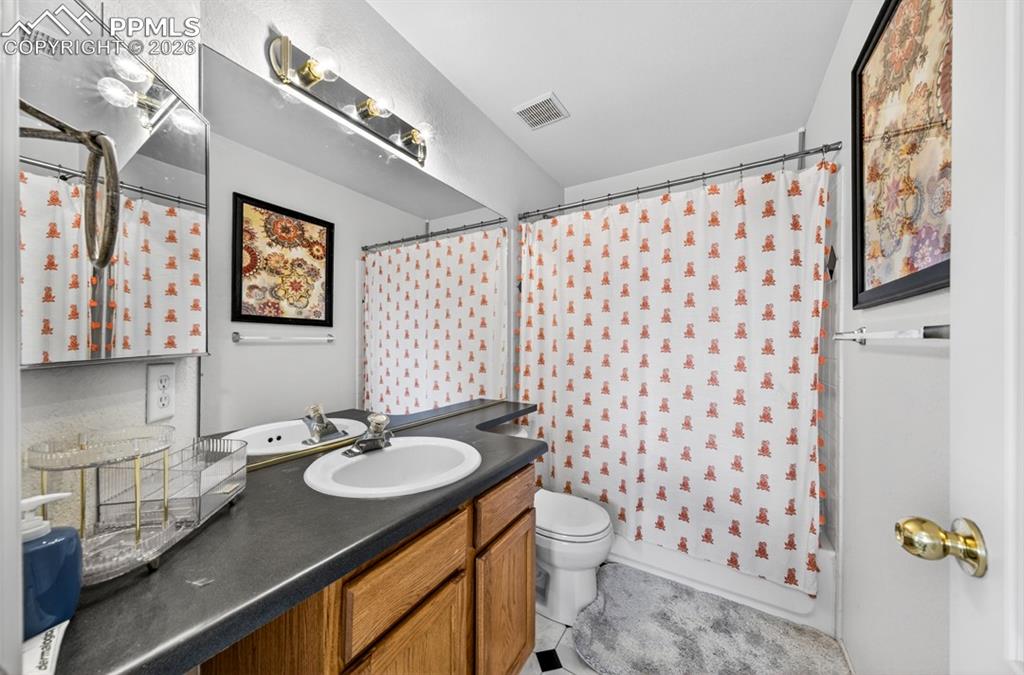 Image 20 of 22: Bathroom