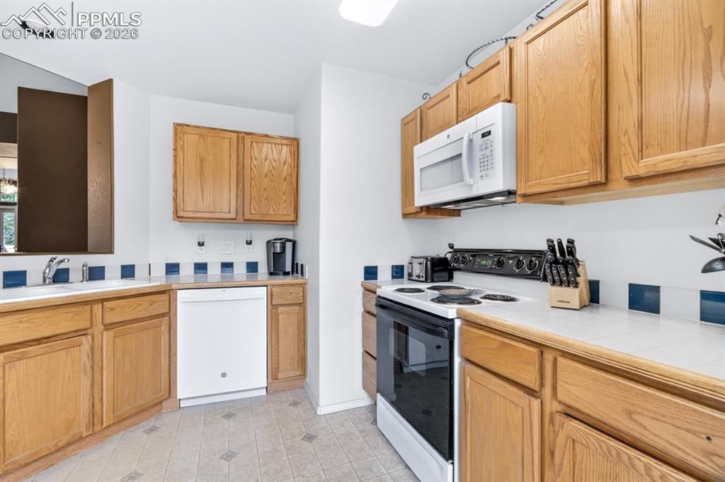 Image 7 of 22: Kitchen