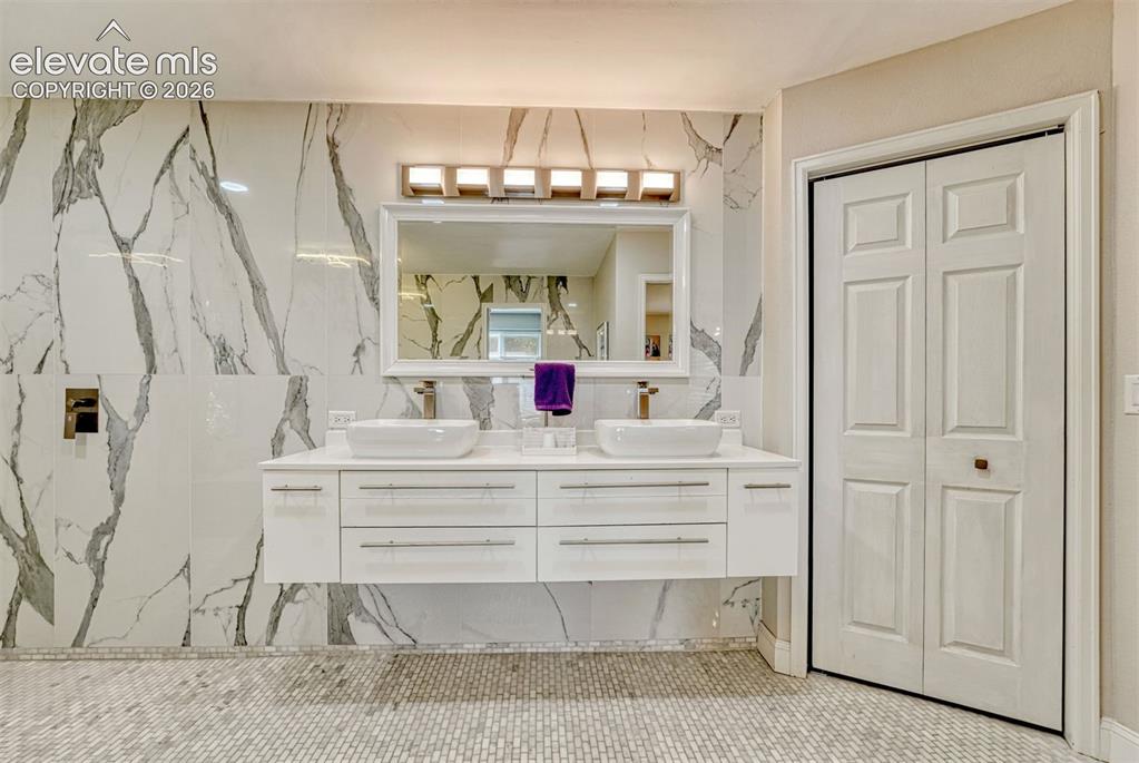 Image 18 of 43: Bathroom