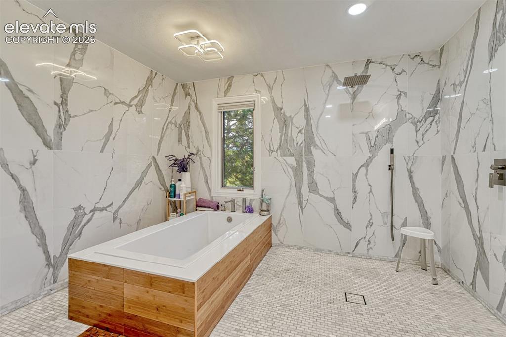 Image 19 of 43: Bathroom