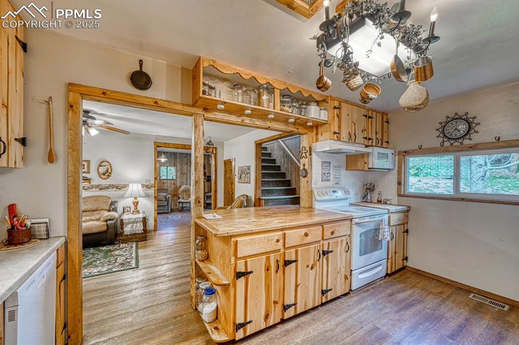 Image 12 of 36: Kitchen