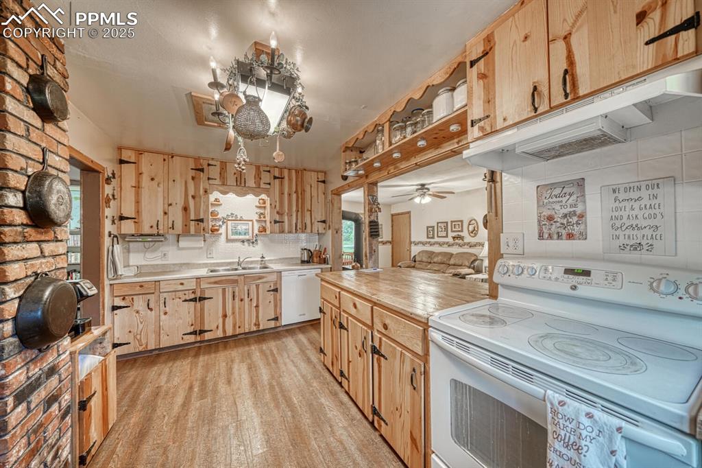 Image 13 of 36: Kitchen