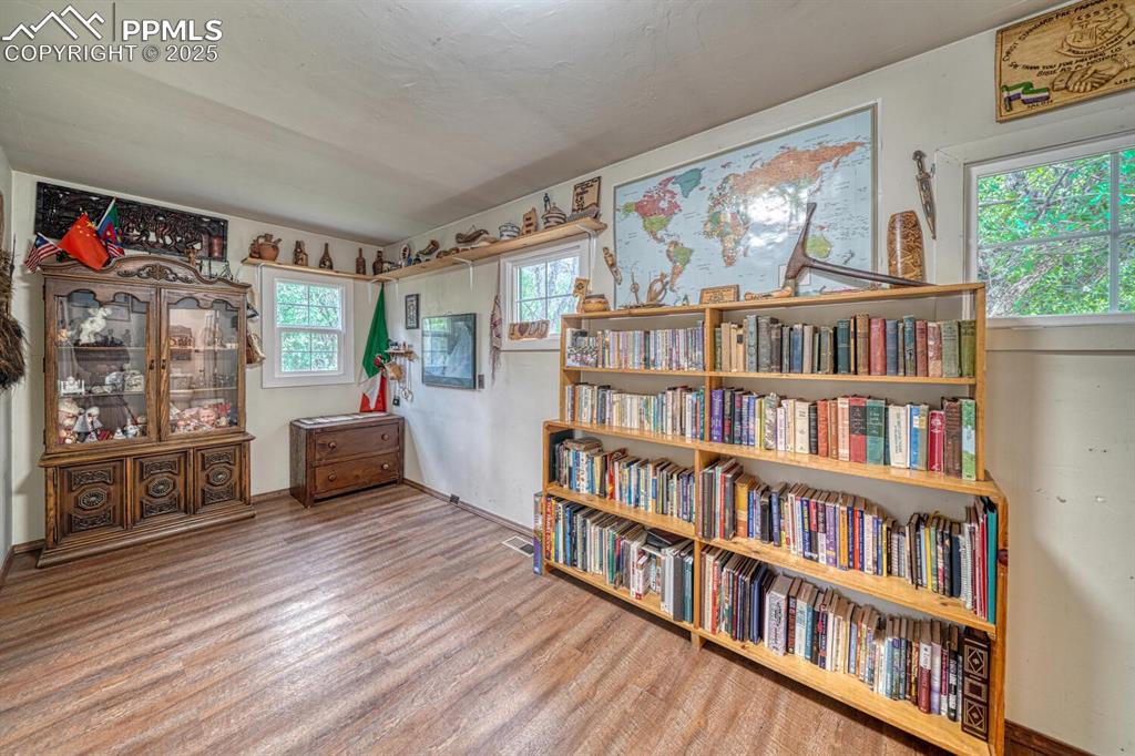 Image 14 of 36: Sitting Room