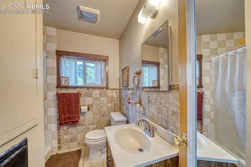 Image 18 of 36: Bathroom