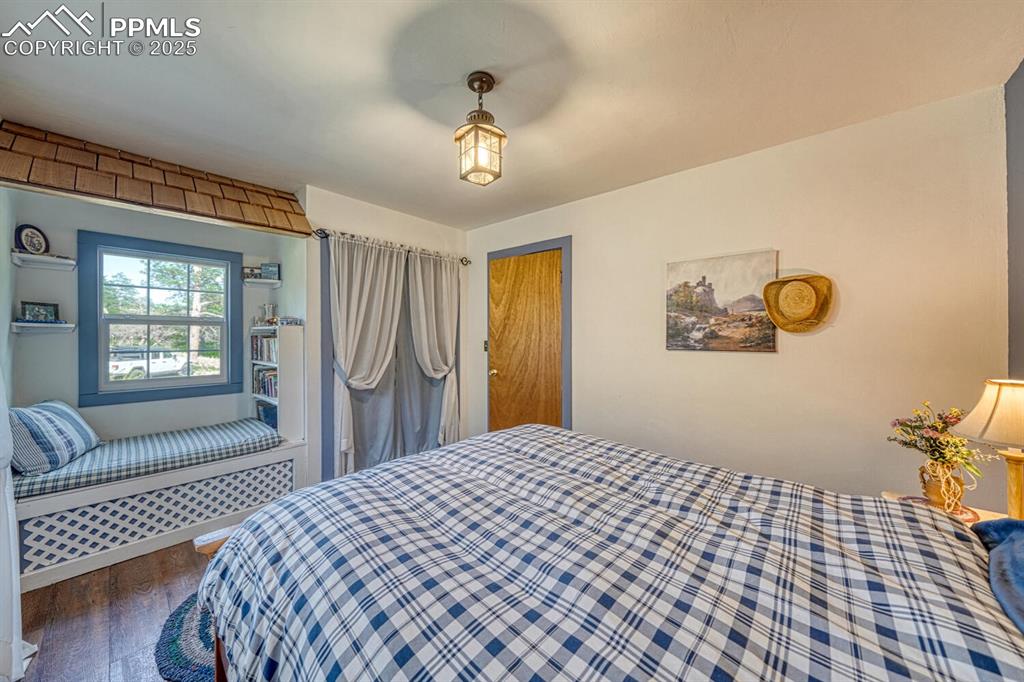 Image 21 of 36: Bedroom