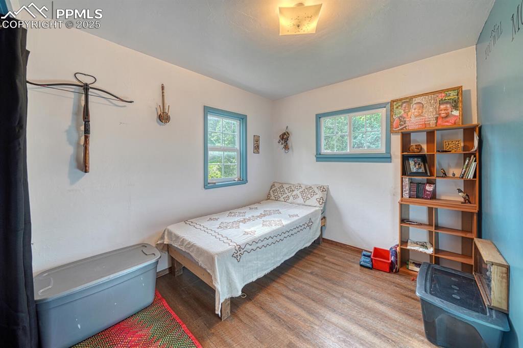 Image 22 of 36: Bedroom